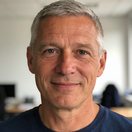 Medewerker van een mkb-bedrijf aan het werk