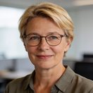 Monteur bij een machine in de werkplaats
